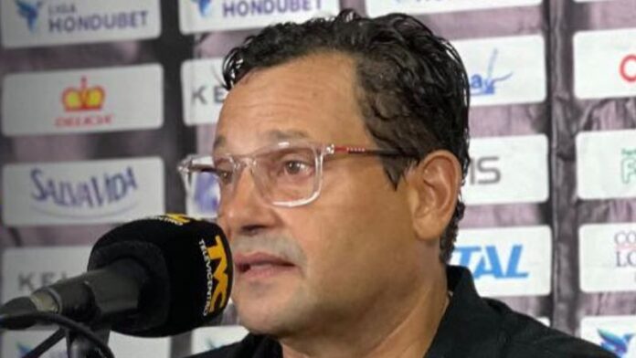 El técnico del Real España, Jeaustin Campos, lamenta la situación en que se encuentran las selecciones de Honduras y Costa Rica.