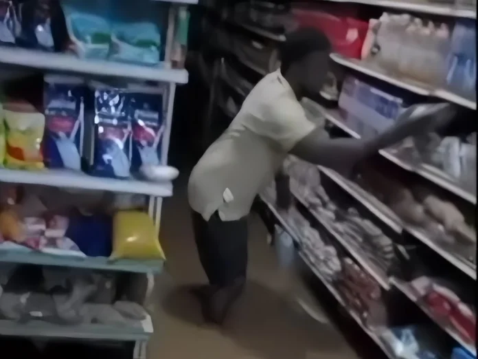 Varias casas permanecen inundadas producto de las lluvias y deslizamiento de tierras en Roatán