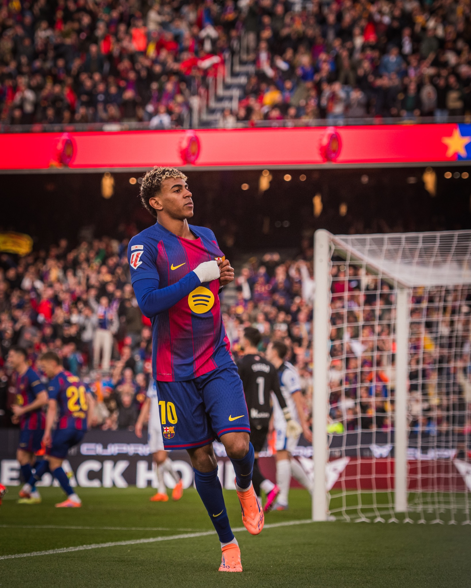 El joven Lamine Yamal contribuyó con un gol para la victoria del Barcelona sobre el Alavés.