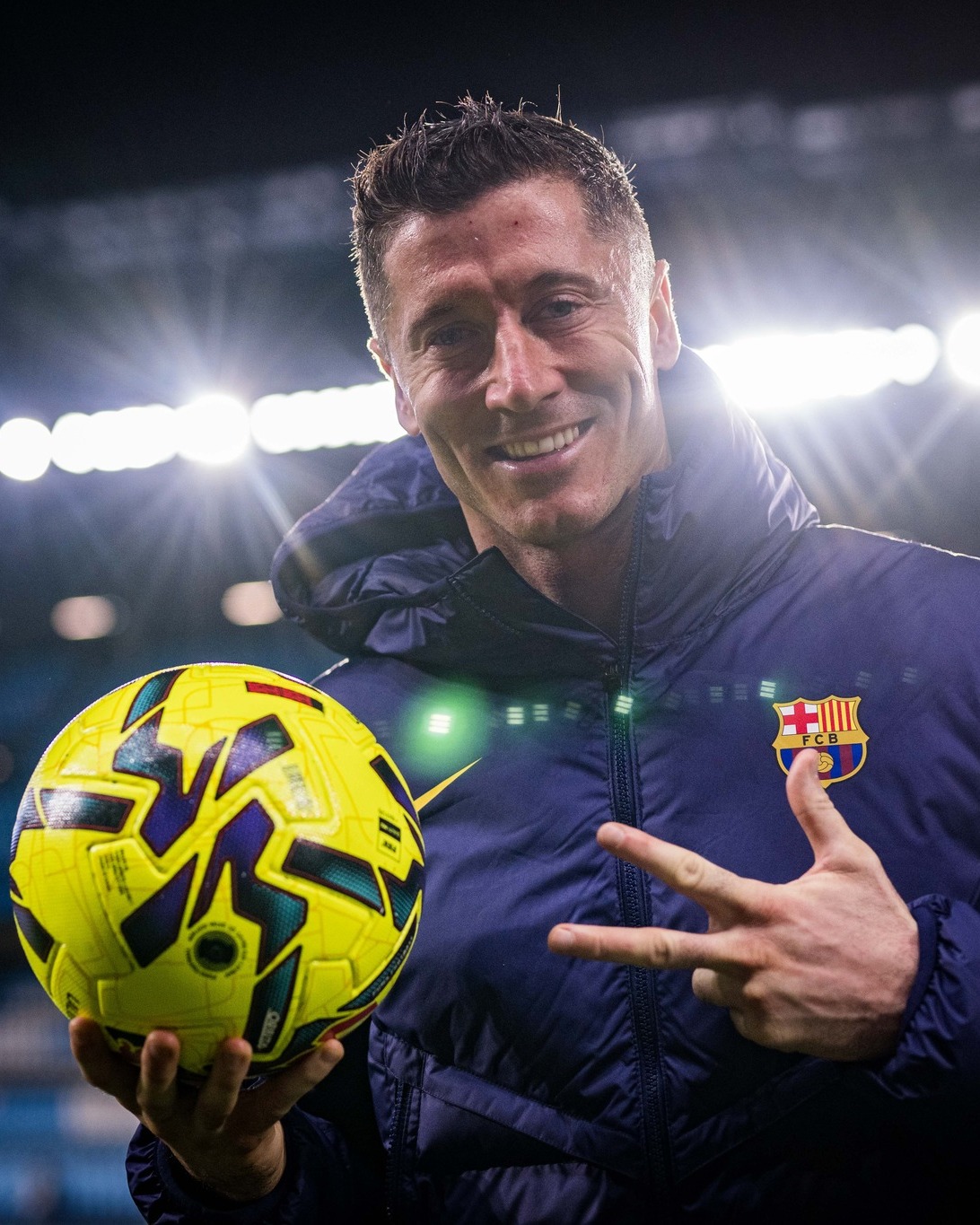 Robert Lewandowski se llevó el balón del partido por su hat-trick frente al Celta de Vigo.