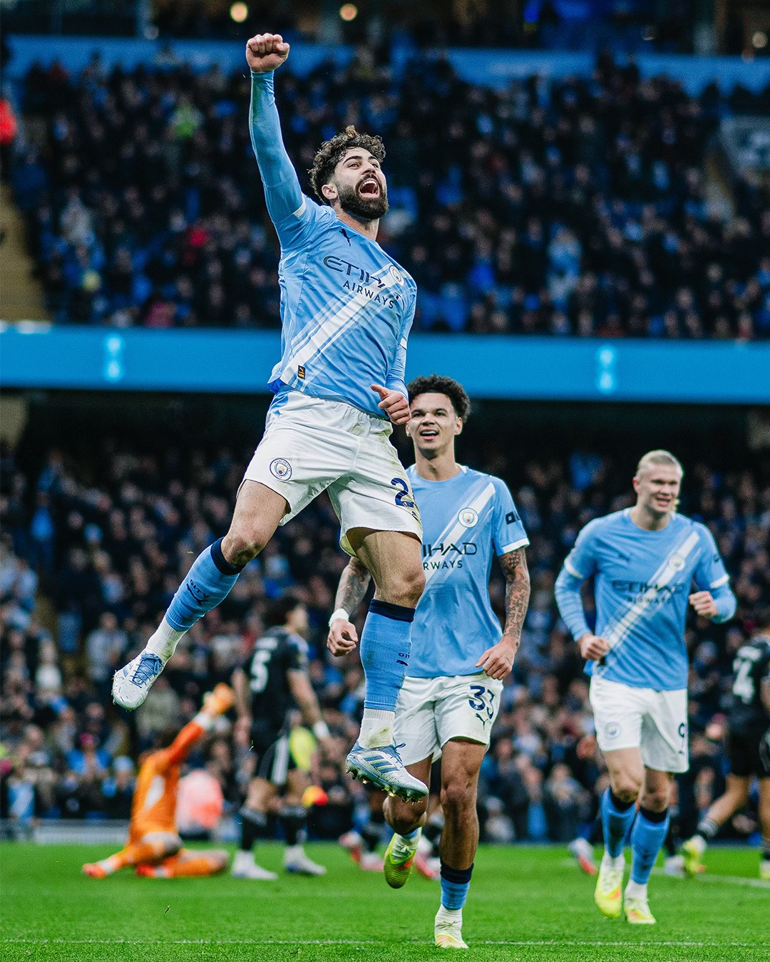 Los jugadores del Manchester City celebran el triunfo sobre el Leeds United por la Premier League.