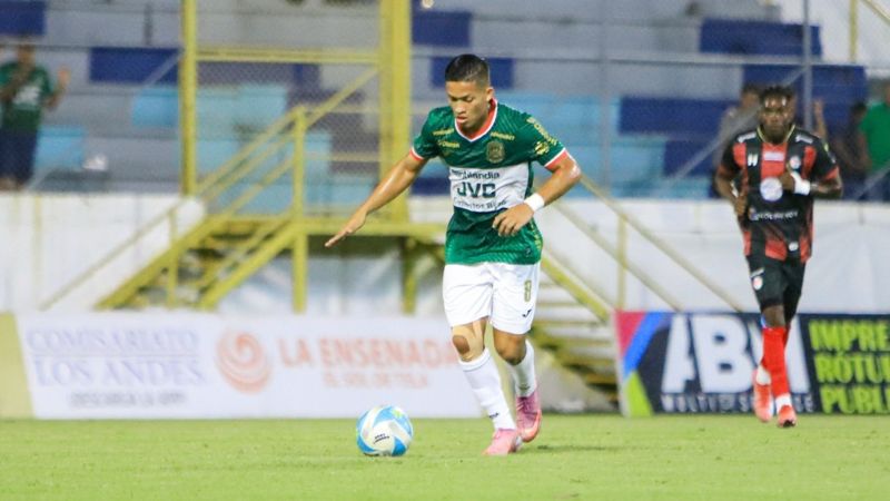 El marathonista Tomas Sorto controla el balón para iniciar un ataque del cuadro "verdolaga".