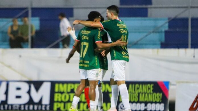 Los jugadores de Marathón celebran el triunfo sobre CD Choloma.
