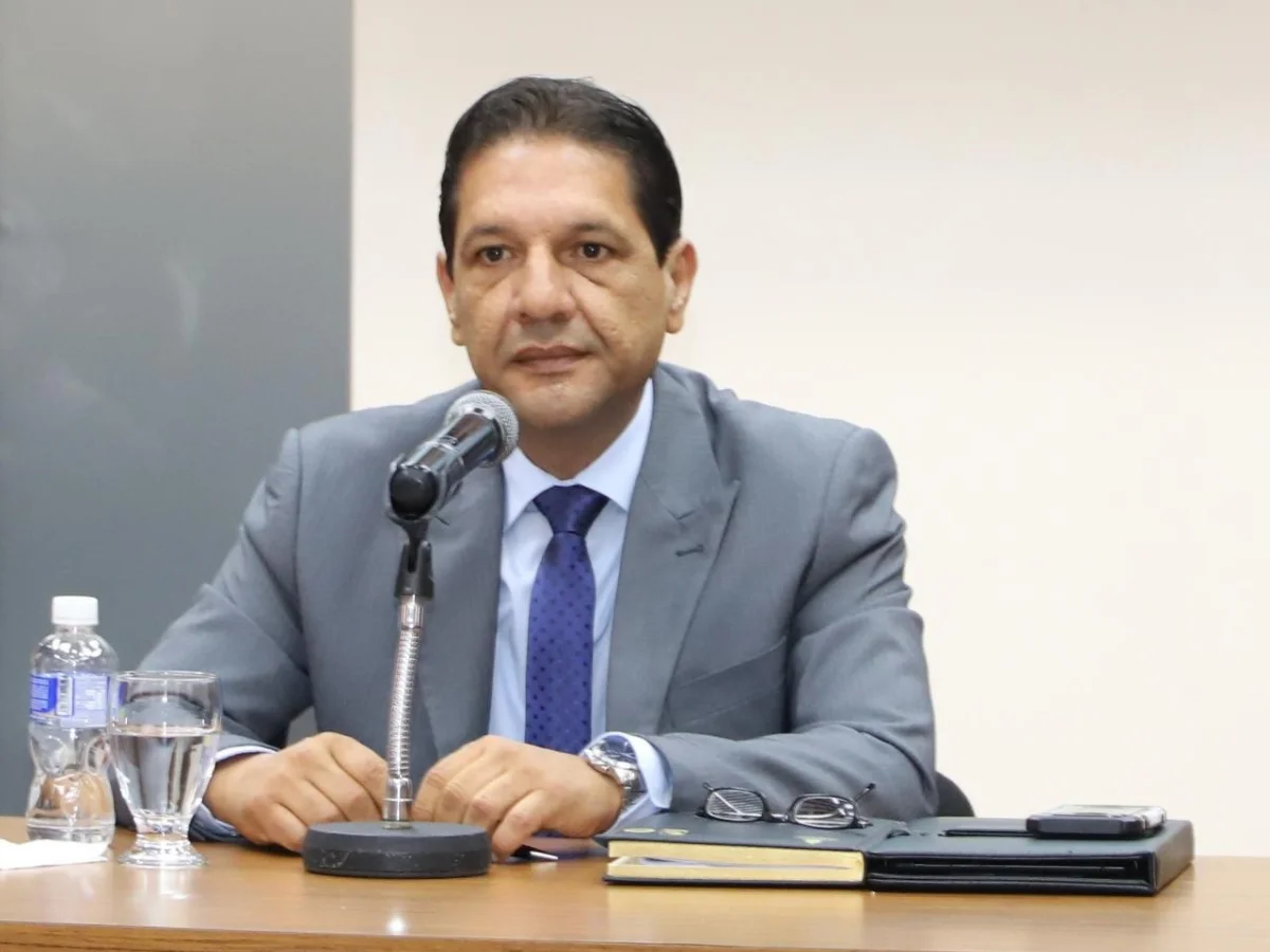 Magistrado Flores Urrutia denuncia paralización institucional