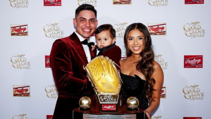 Mauricio Dubón posa con el Guante de Oro junto a su esposa Nancy y su hijo Luciano.