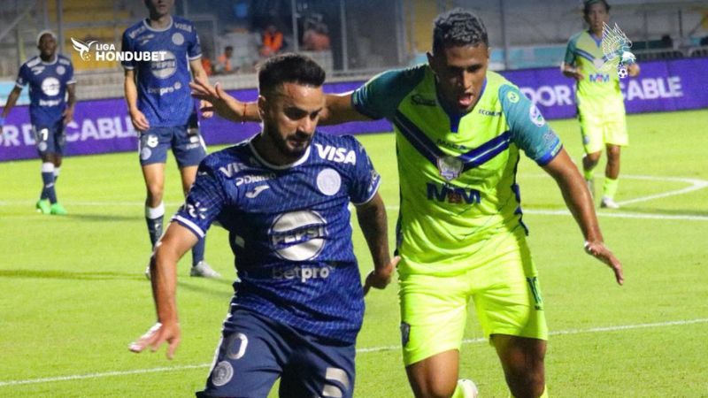 Rodrigo "Droopy" Gómez y Alex López tuvieron un duelo en la media cancha.