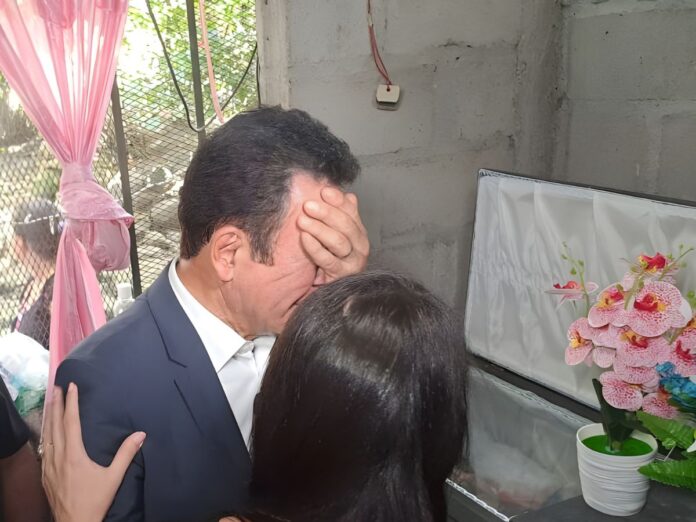 Entre lágrimas y tristeza, Salvador Nasralla visita a familiares de víctimas de accidente en Santa Bárbara