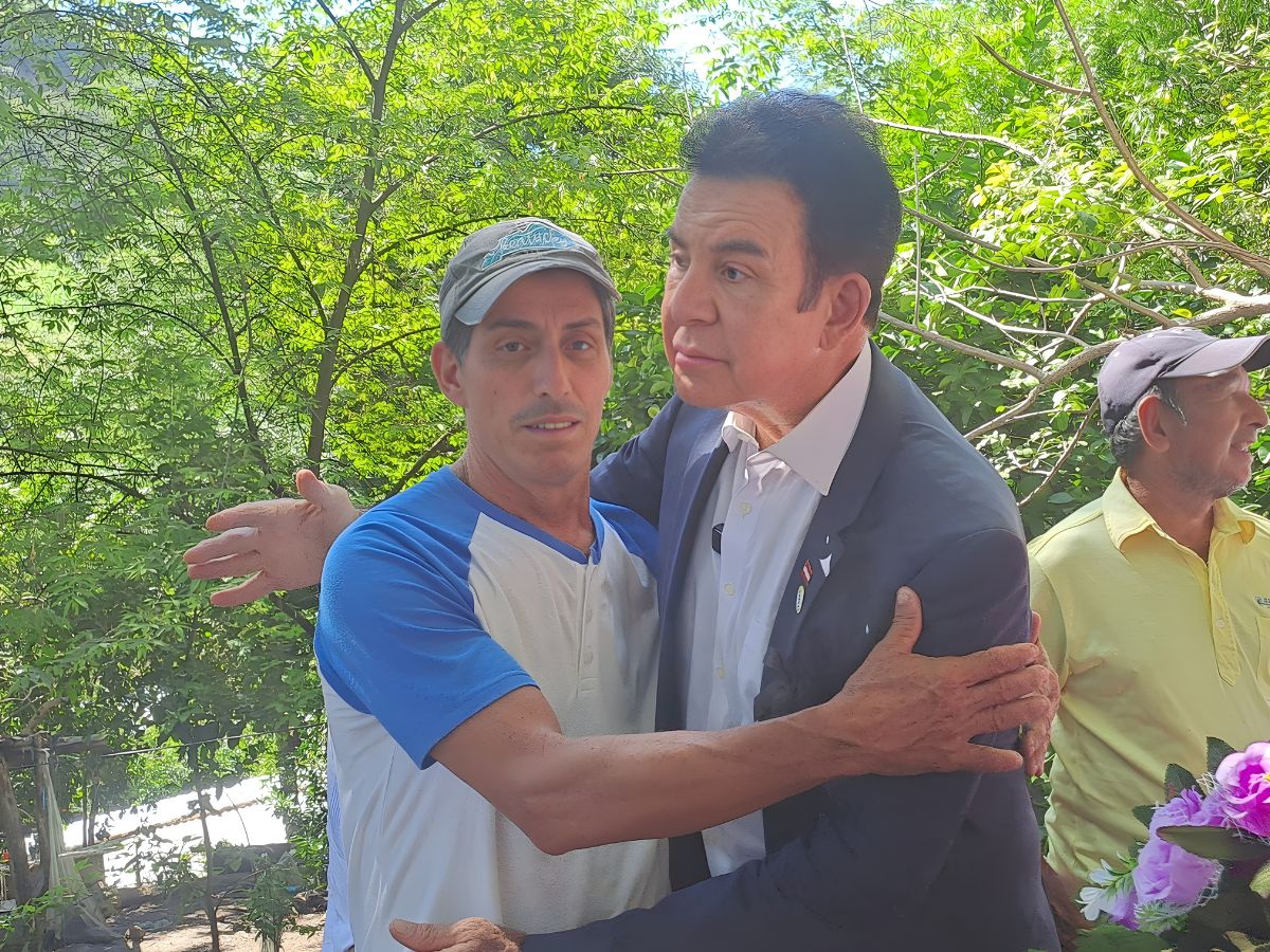 Entre lágrimas y tristeza, Salvador Nasralla visita a familiares de víctimas de accidente en Santa Bárbara