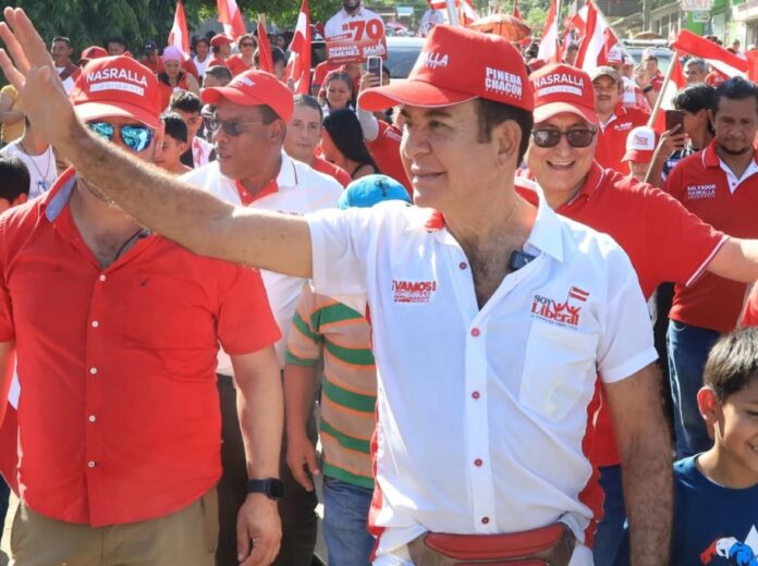 Salvador Nasralla, candidato presidencial por el Partido Liberal, en conferencia de prensa este 17 de noviembre.