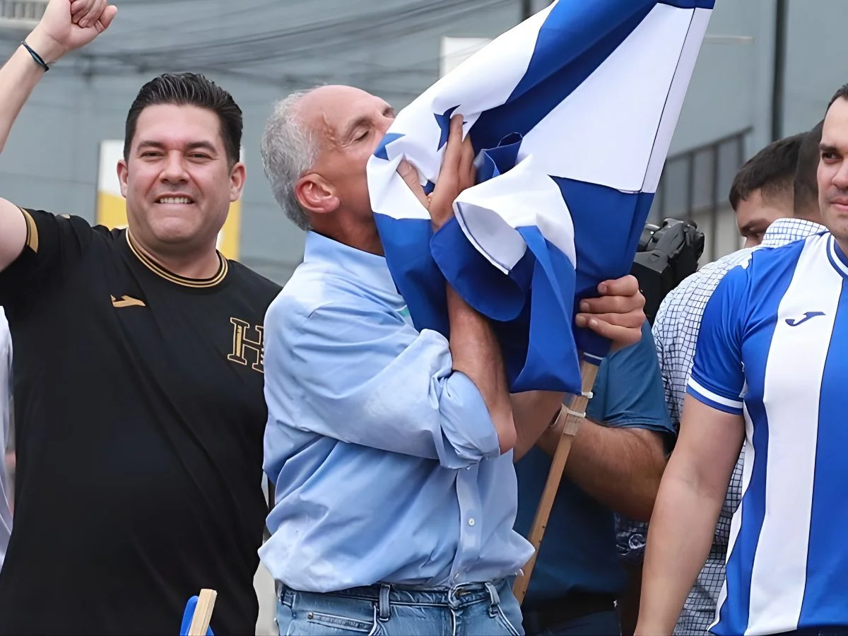 Nasry Asfura besó la bandera de Honduras en la marcha del Partido Nacional. 
