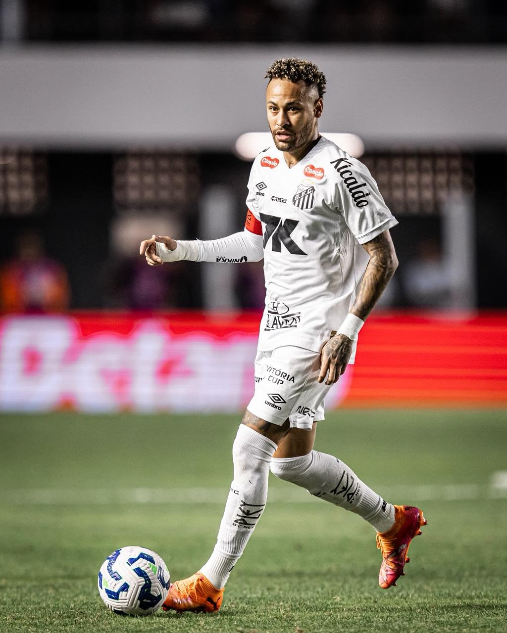 Para estar en el Mundial, Neymar tendrá que levantar su nivel futbolístico con el equipo Santos.