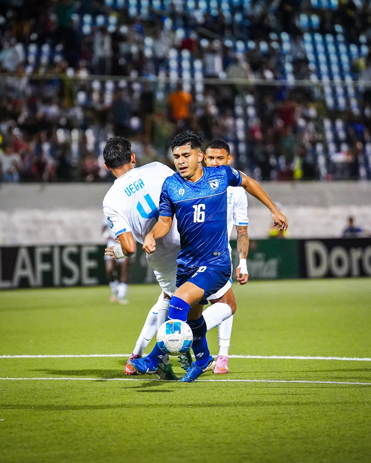 El nicaragüense Junior Arteaga le gana la espalda al defensa hondureño, Luis Vega.