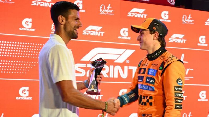 El tenista Novak Djokovic le entrega el trofeo al piloto Oscar Piastri, por ganar la carrera esprint.