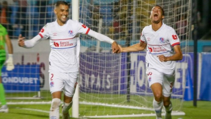 El joven defensa de Olimpia, Clinton Bennett, celebra el tercer gol de su equipo frente a Marathón.