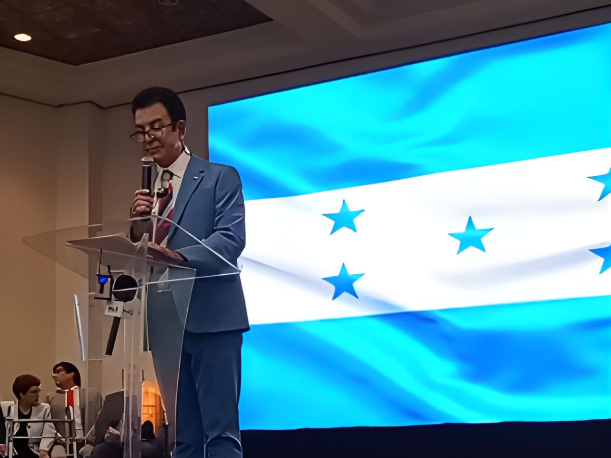 Salvador Nasralla presetan pacto por Hondurascon respaldo del PN y PINU