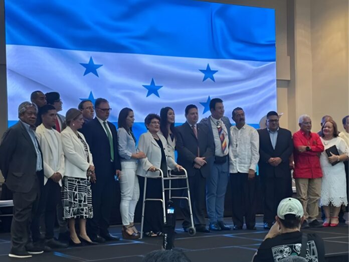 Salvador Nasralla presetan pacto por Hondurascon respaldo del PN y PINU