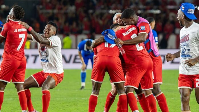 Los jugadores panameños celebran el triunfo sobre El Salvador y el boleto al Mundial de 2026.
