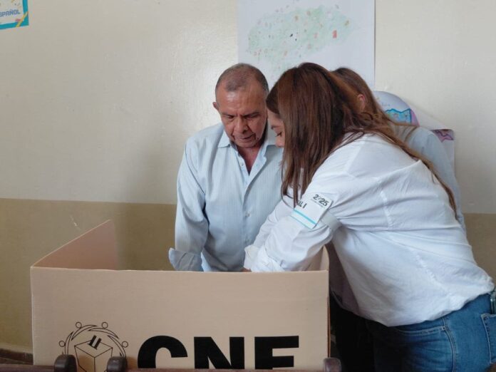 Porfirio Lobo vota Olancho