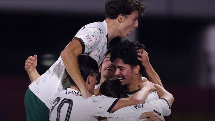Los portugueses celebran la goleada sobre México y el boleto a cuartos de final del Mundial Sub-17.
