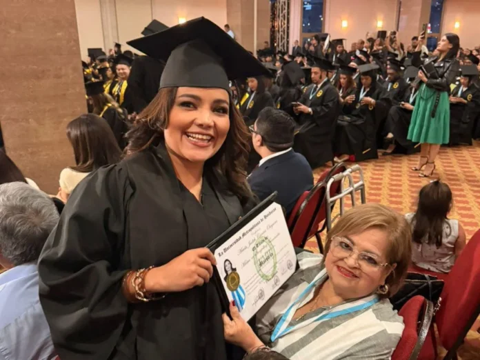 Gesto Ariela graduarse maestría