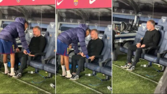 El delantero brasileño, Raphinha, consuela al técnico, Hansi Flick, luego del partido contra el Alavés.