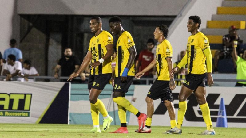 Los jugadores del Real España celebran el primer gol anotado por Daniel Aparicio.