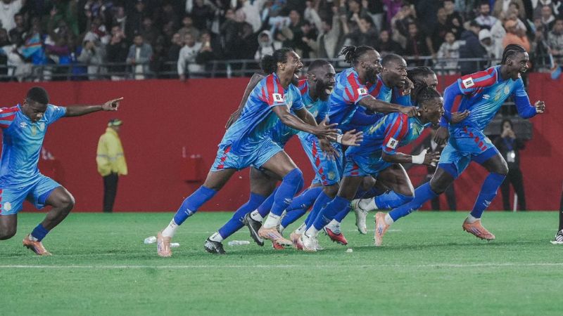 Los jugadores de la República Democrática del Congo celebran la victoria desde el punto penal sobre Nigeria.