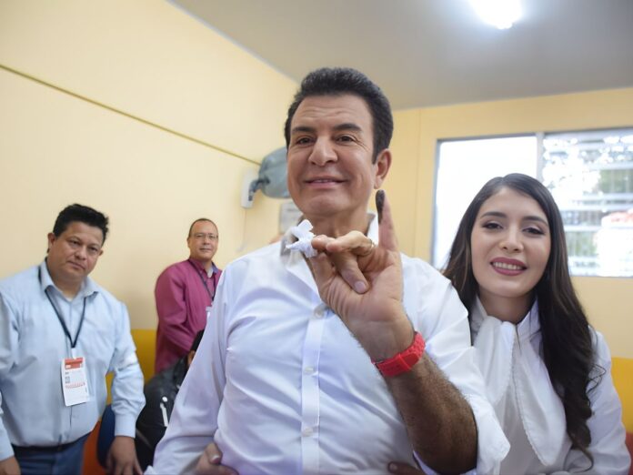 Salvador Nasralla vota en Tegucigalpa y llama a la juventud a participar en elecciones