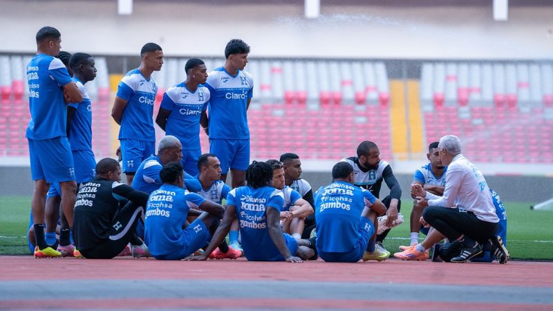 El asistente técnico, Alexis Mendoza, dialoga con los seleccionados hondureños en un sector apartado del estadio Nacional de San José.