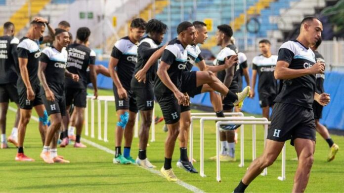 La Selección Nacional entrenó este lunes a puerta cerrada en el estadio Nacional 