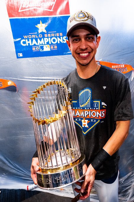 Mauricio Dubón presume un trofeo de campeón de la Serie Mundial.