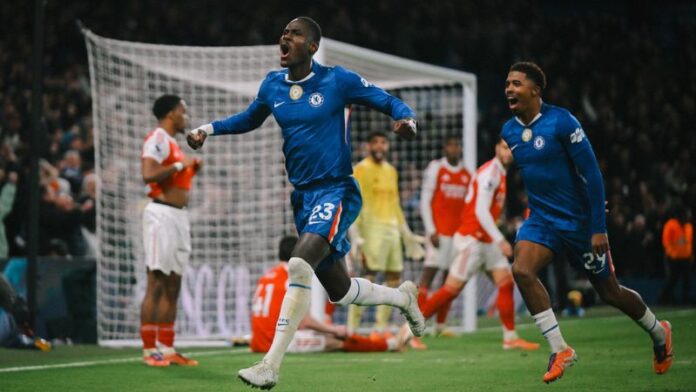 El delantero del Chelsea, Trevoh Chalobah, celebra su gol contra el Arsenal, en la Premier League.