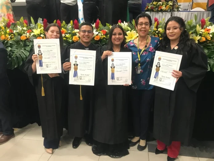 Entre esfuerzo y sueños: UNAH-Cortés gradúa 421 nuevos profesionales