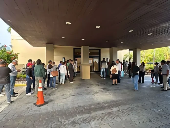 Largas de filas de hondureños esperan votar en USA