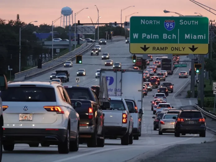 Estas son las multas por modificar las placas vehículares en Florida
