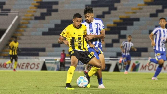 El joven mediocampista del Real España, Ángel Girón, cubre el balón presionado por Avner Portillo de Victoria.