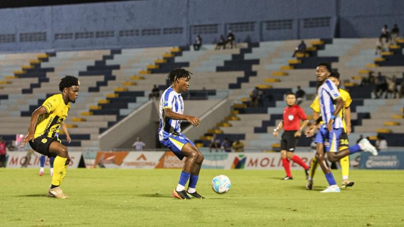 El ceibeño Samuel Card conduce el balón en uno de los avances de Victoria sobre el marco españolista.