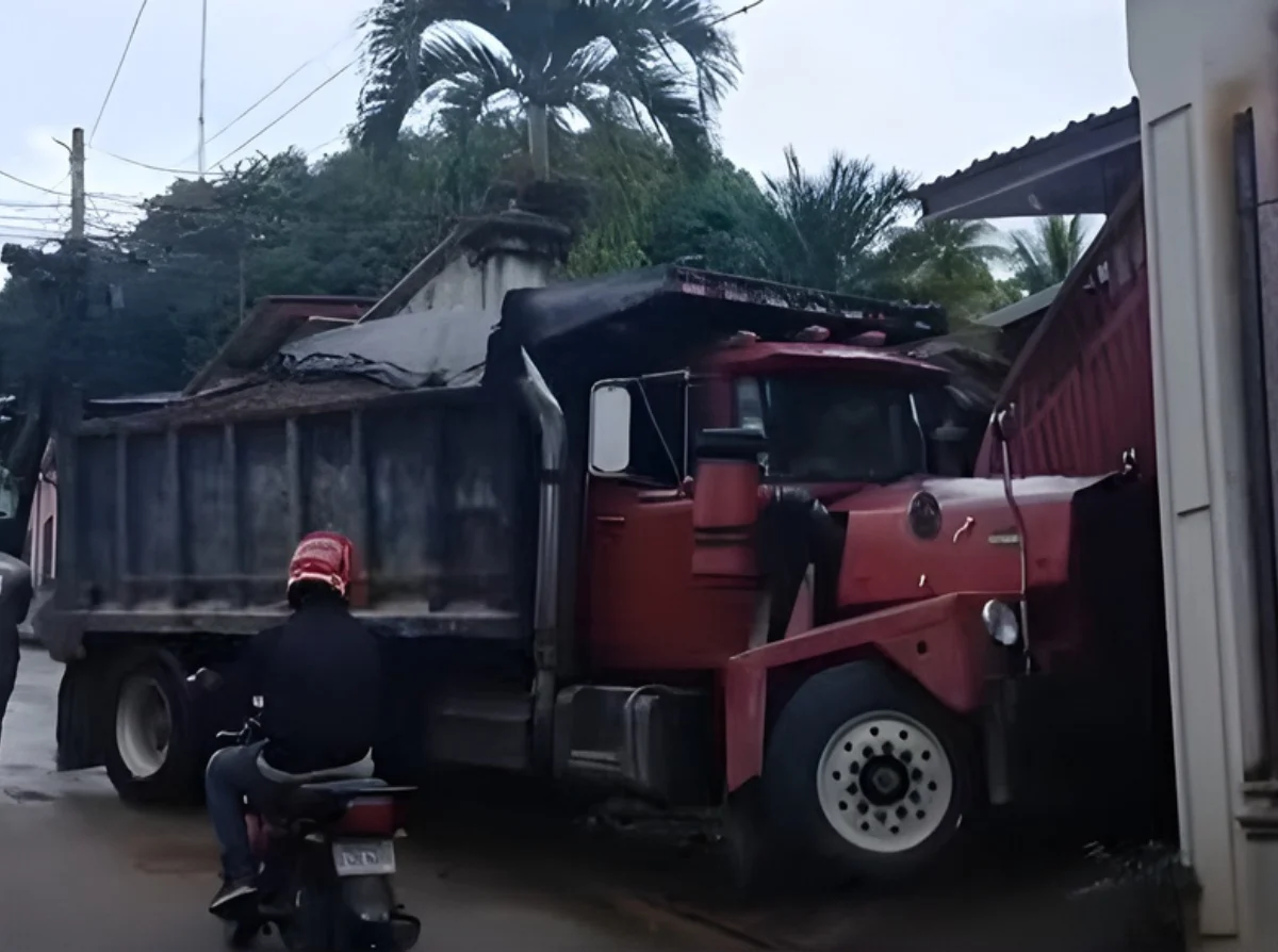 Volqueta se estrella contra una casa Olancho