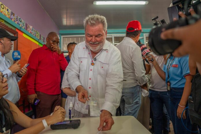 Roberto Contreras votó en la en la Escuela César López Pérez. Foto: Diario Tiempo.
