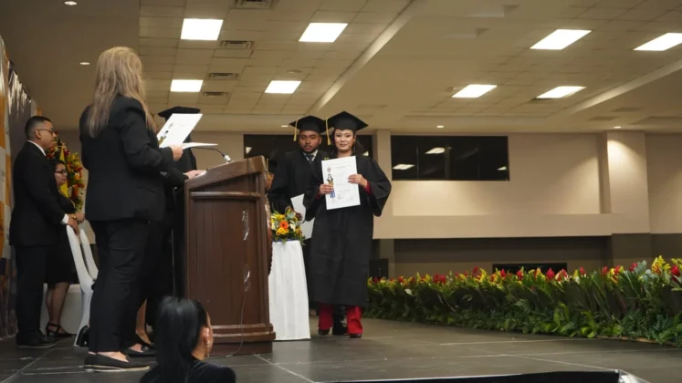 Entre esfuerzo y sue&ntilde;os: UNAH-Cort&eacute;s grad&uacute;a 421 nuevos profesionales