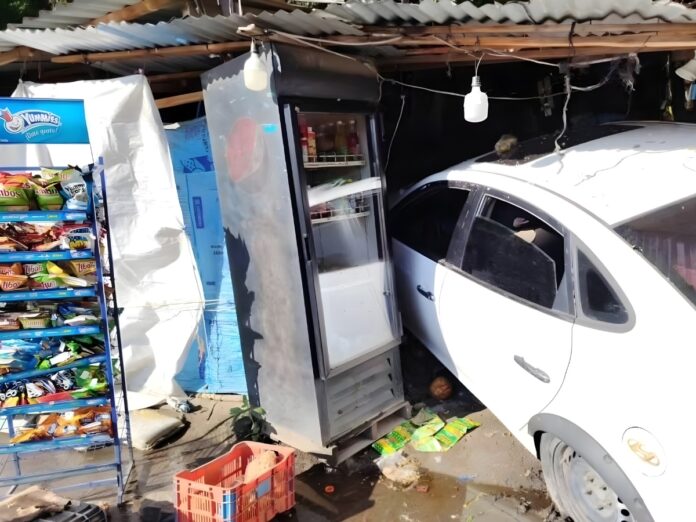 Conductor de turismo se estrella contra negocio en San pedro Sula