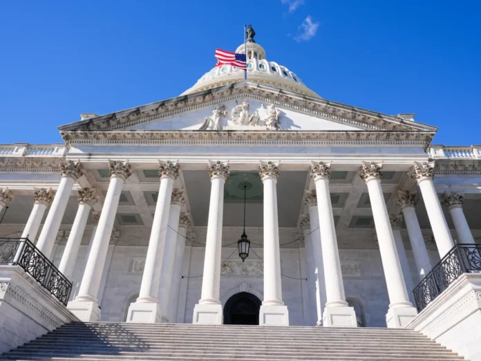 Ocho senadores demócratas allanan el camino para acabar con 'cierre' del Gobierno en EE.UU.