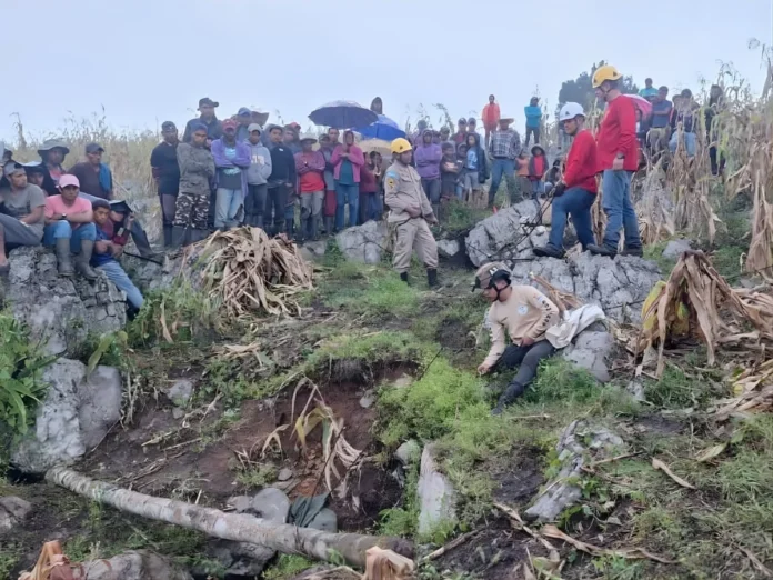 Hombre muere tras caer en una cueva de unos 50 metros de profundidad en Yoro