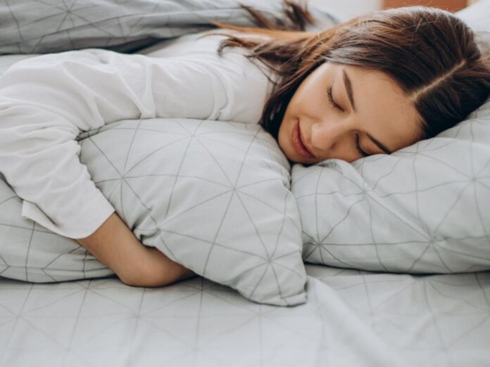 ¿Es malo dormir con el cabello mojado? Especialistas en belleza revelan riesgos