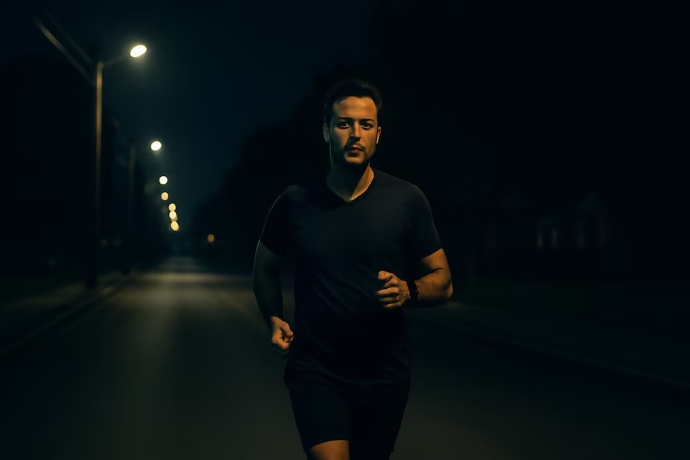 ¿Entrenar de noche impide dormir bien? Esto dice la ciencia