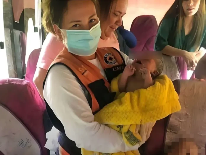 Personal del Sistema de Emergencia 911 tras el nacimiento del bebé. Imagen: redes sociales.