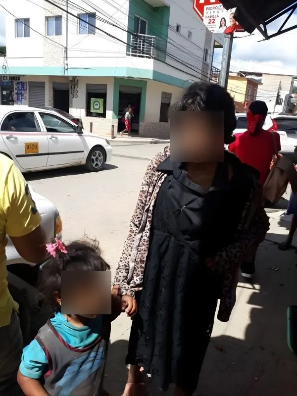 La adolescente y la niña captadas en la calle. Foto: TeleDanlí HD.