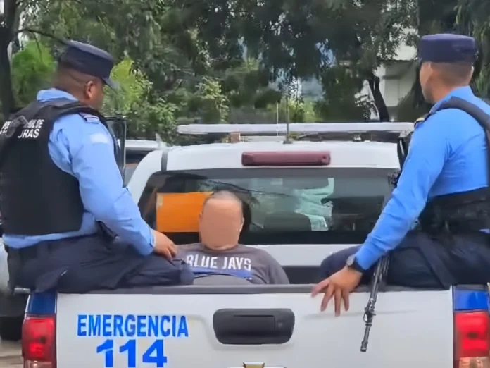 Decomisan indumentaria policial en Chamelecón; detienen a una persona