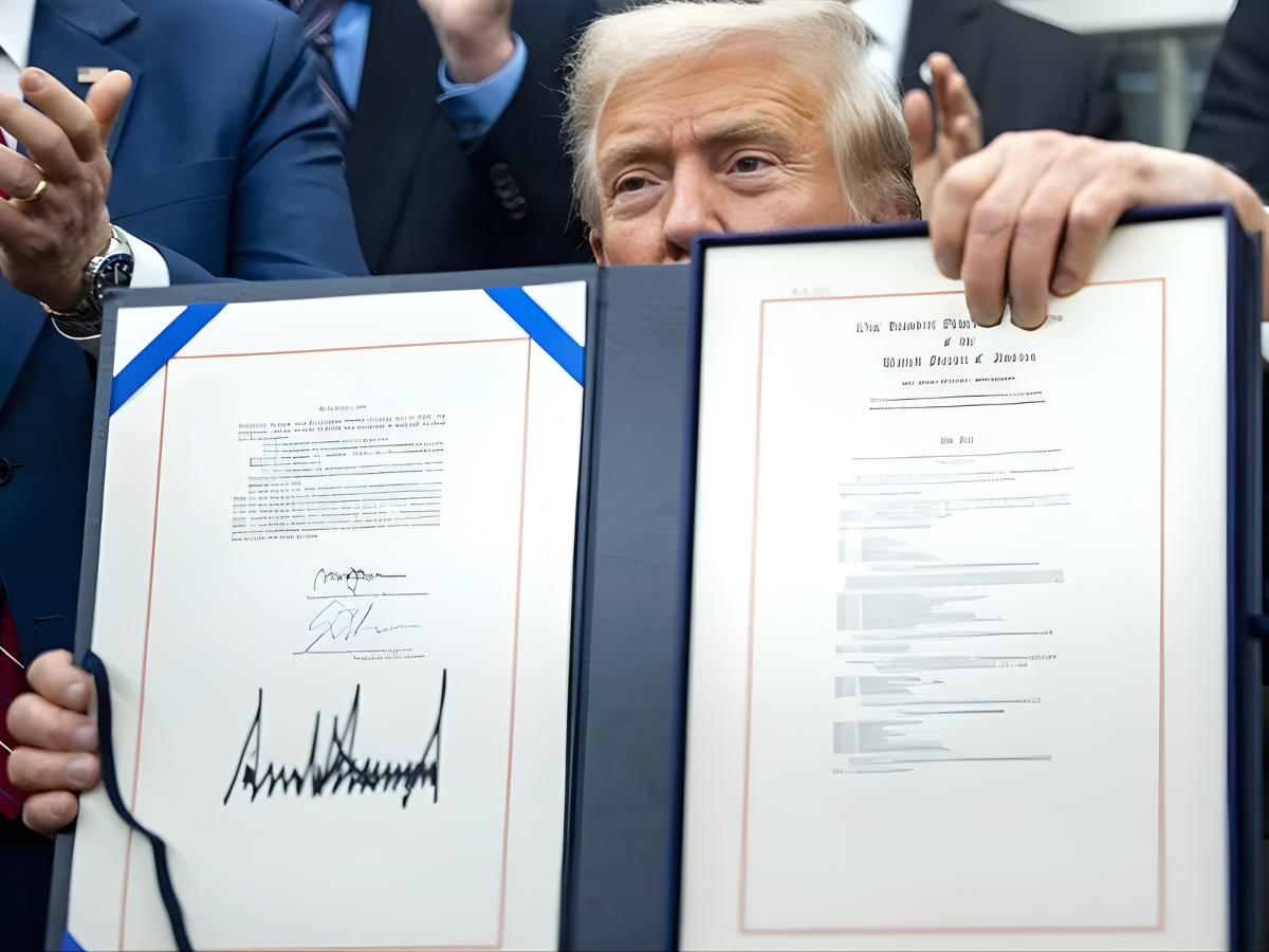 trump-muestra-documento