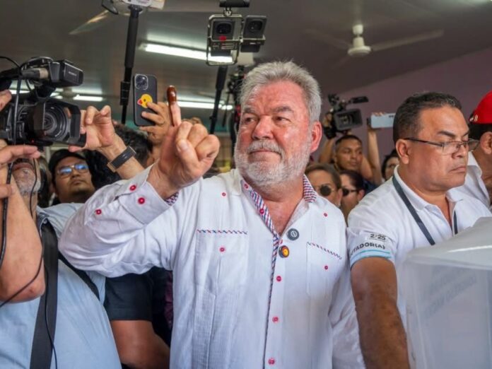 Roberto Contreras votó en la en la Escuela César López Pérez. Foto: Diario Tiempo.